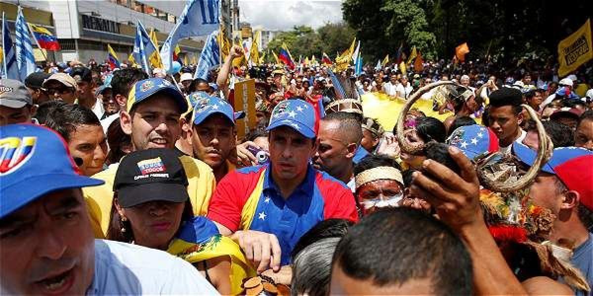 El dirigente opositor Henrique Capriles participó en la marcha a la que asistieron un millón de personas, según los organizadores.