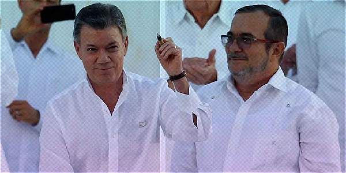 Primero Rodrigo Londoño, y luego Juan Manuel Santos, firmaron el acuerdo final con el balígrafo.
