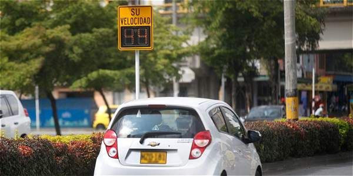 En la ciudad se instalaron avisos, que se alimentan con energía solar, que indican a los conductores a que velocidad van en sus vehículos.
