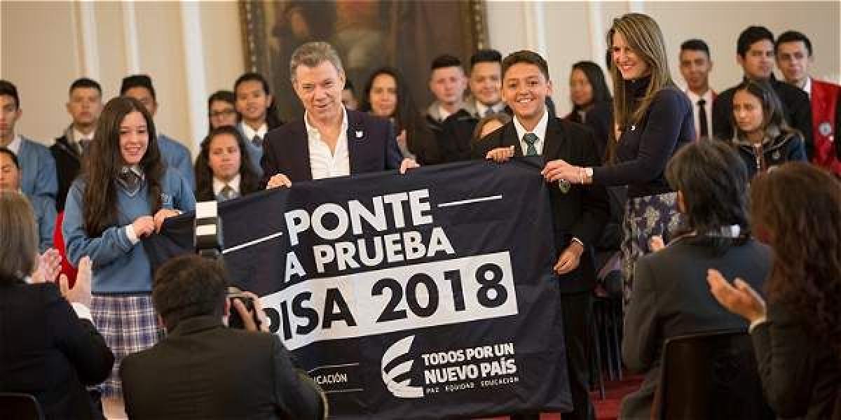 El presidente Juan Manuel Santos y la ministra de Educación, Yaneth Giha, socializando los resultados de Pisa 2015.