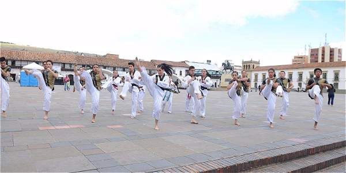 Los movimientos más clásicos del taekwondo hacen parte de la coreografía que ha convertido al grupo de Tunja en la selección nacional.