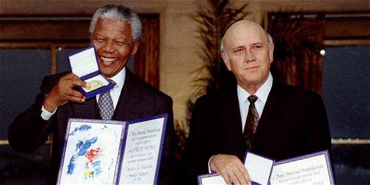 Los surafricanos Nelson Mandela y Frederick Le Clerk recibieron en 1993 el premio Nobel de Paz por poner fin al 'apartheid'.