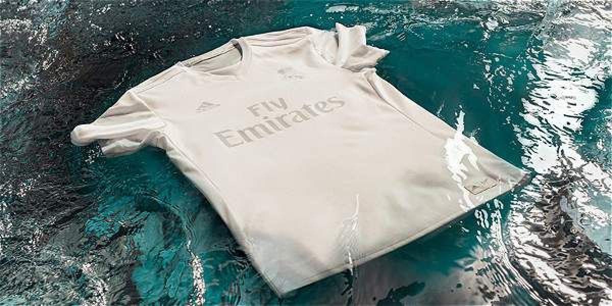 Camiseta Real Madrid hecha con plástico recogido en el Océano Índico.