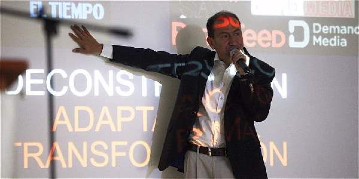 En su charla frente al auditorio en la Universidad Santiago de Cali, Mompotes invitó a usar bien los medios digitales
