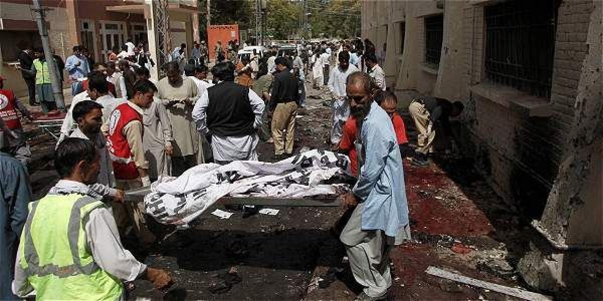 El ataque suicida con bombas contra un hospital de Quetta, en el oeste de Pakistán.
