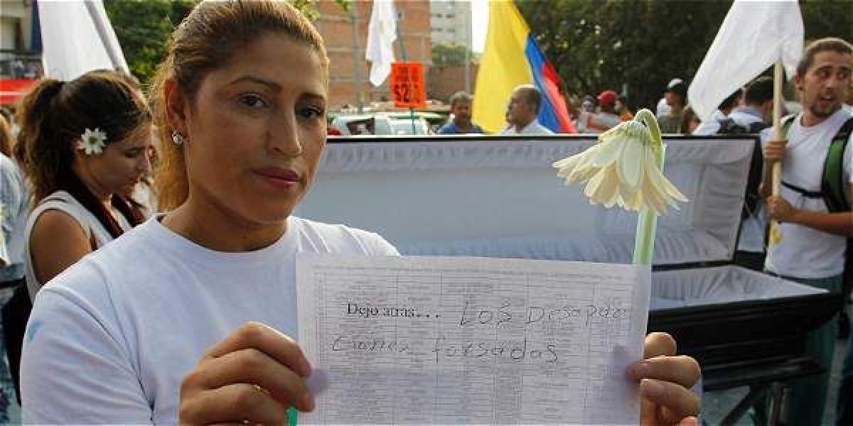 Luz Adriana Bedoya arrojó al ataud y enterró la desaparición forzada.