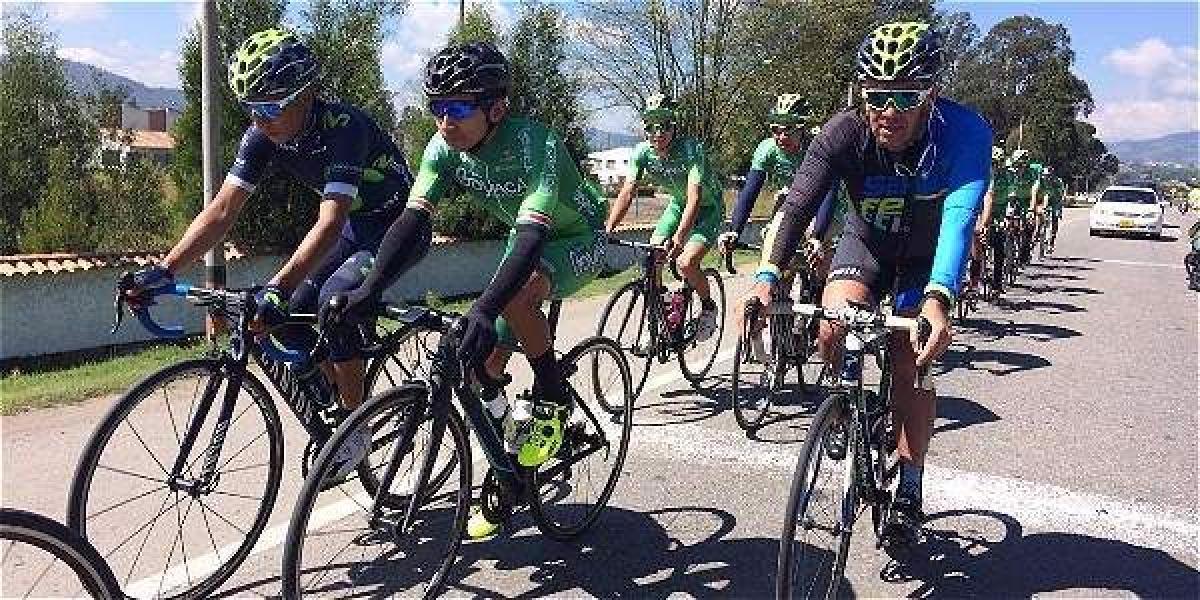 Nairo Quintana y Miguel Ángel Molina, gerente de Indeportes Boyacá, acompañaron ayer en el entrenamiento a los pedalistas del equipo.