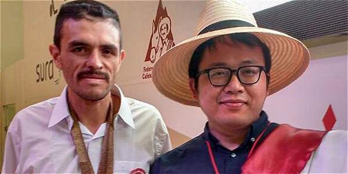 José Anargel Rodríguez, ganador del concurso, y Dai Wei, comprador de China.