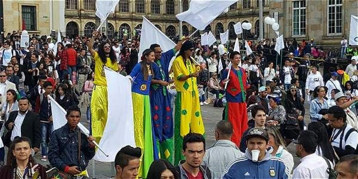Miles de personas acudieron a la Plaza de Bolívar para ver la transmisión de los acuerdos de Paz entre el gobierno y las Farc.
