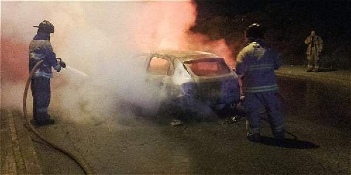 Cuando los bomberos llegaron al lugar del incidente el carro ya había sido consumido por las llamas. Este acto vandálico sucedió en la localidad de Suba.