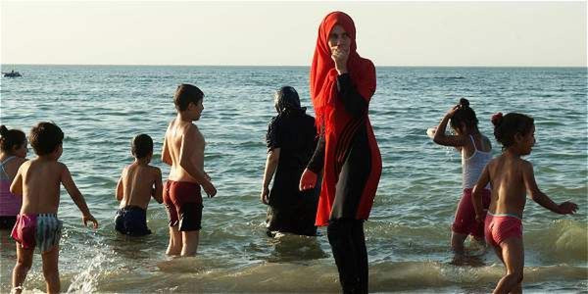 El burkini es el traje de baño que algunas mujeres musulamas usan para ir a la playa.