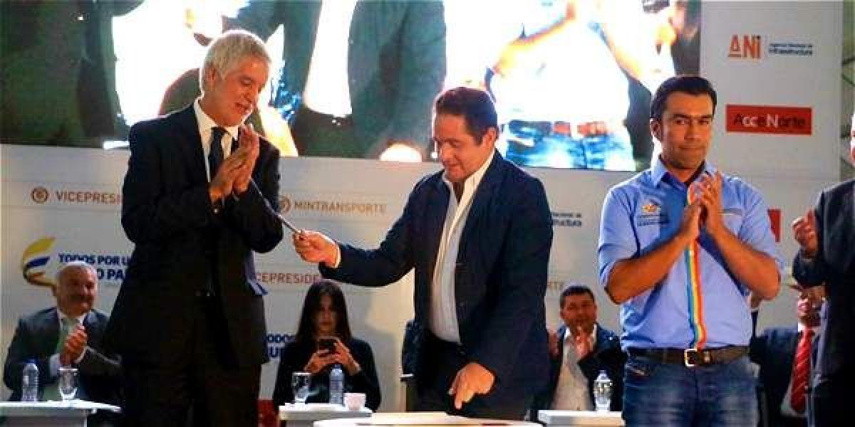 El Vicepresidente de la República y el Gobernador de Cundinamarca durante el acto de firma del arranque de la obra.