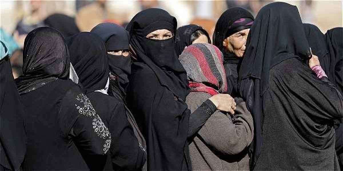 Las mujeres sufren con las prohibiciones del Estado Islámico.