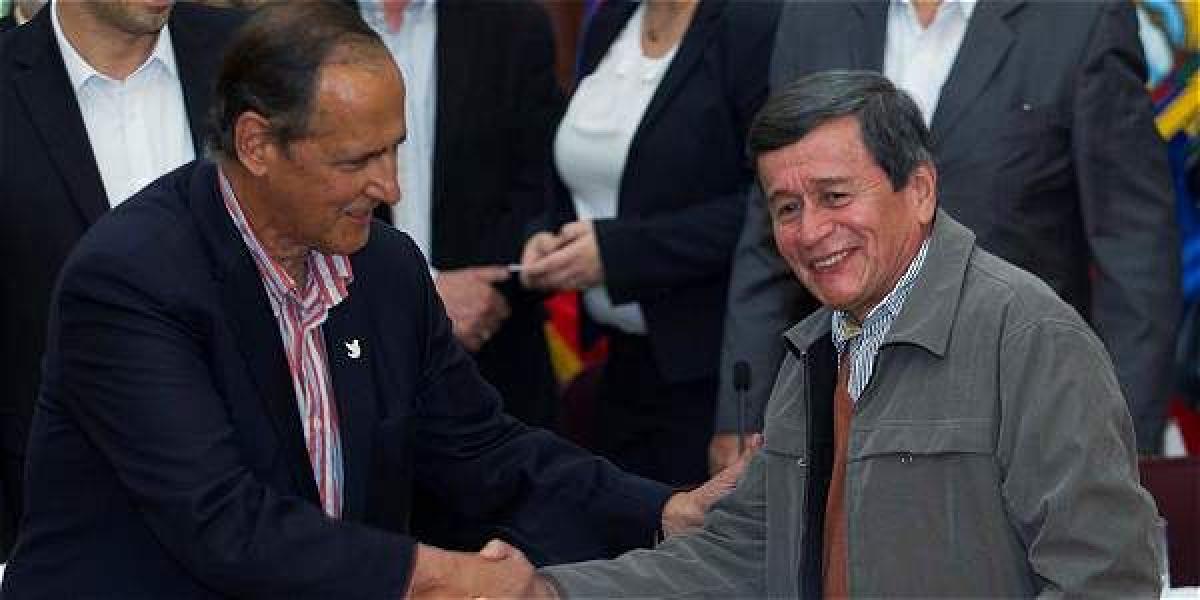 El jefe de la delegación del Gobierno, el exministro Juan Camilo Restrepo, y el jefe de los delegados del Eln, 'Pablo Beltrán', tras el acto de ayer en Quito.