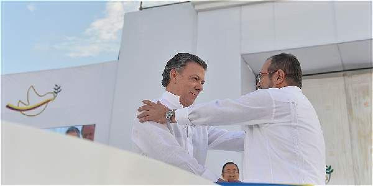 Juan Manuel Santos y Rodrigo Londoño Echeverri durante la firma del acuerdo final de paz.
