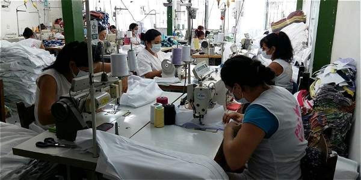 Los talleres de Paz Wear están repletos de mujeres que maniobran a la perfección máquinas de coser, fileteadoras y planchas industriales, para elaborar prendas de calidad para toda la familia.