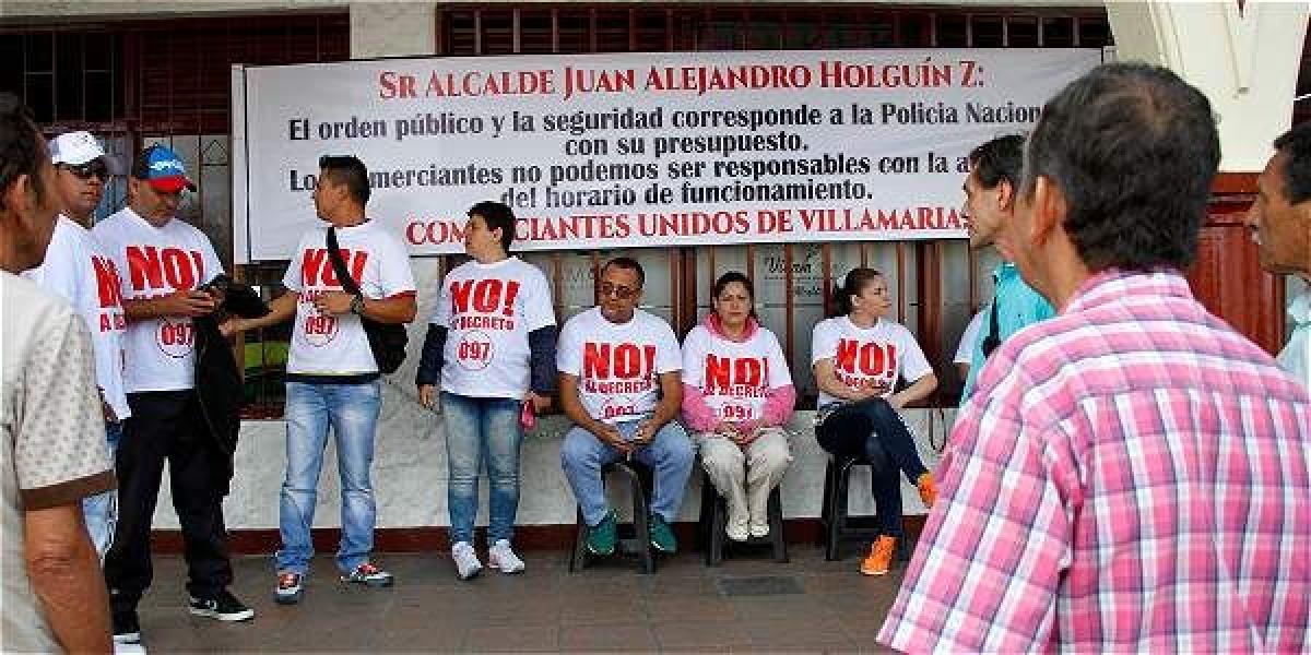 Comerciantes de Villamaría se mantienen encadenados frente a la Alcaldía del municipio vecino de Manizales.