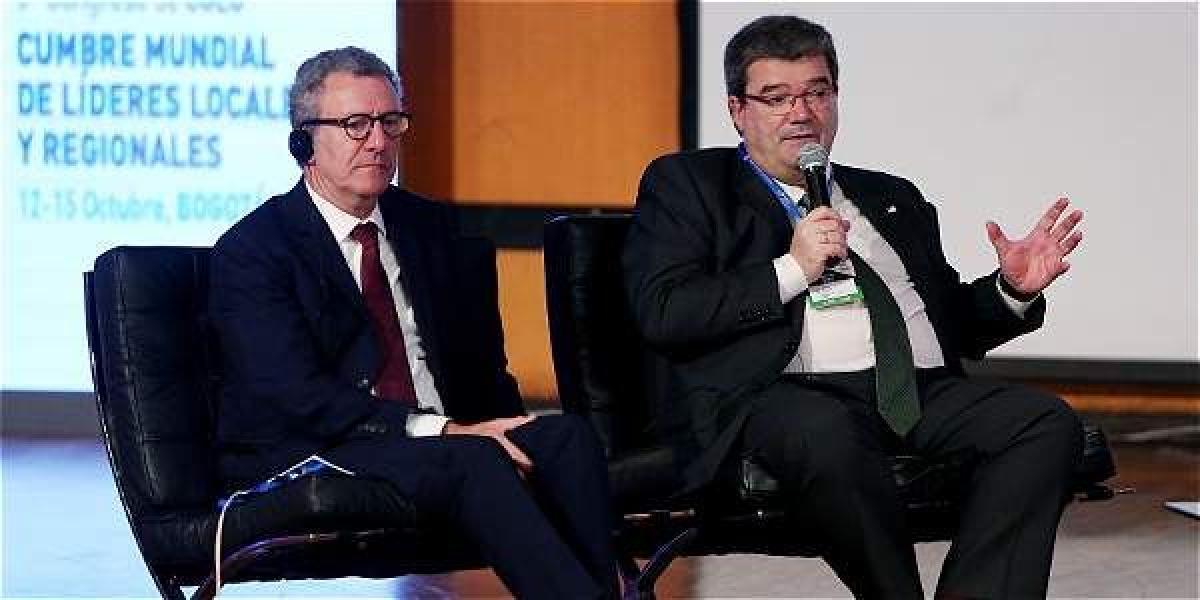 El alcalde de Bilbao, Juan María Aburto (der.), y el alcalde de Bruselas, Yvan Mayeur (izq.), hablando de movilidad sostenible.