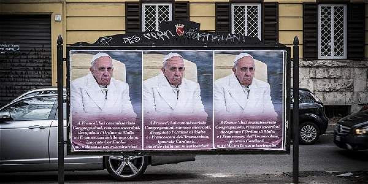 Los carteles critican actuaciones del papa Francisco, pero en el Vaticano se los ve como la prueba de la gestión del pontífice.