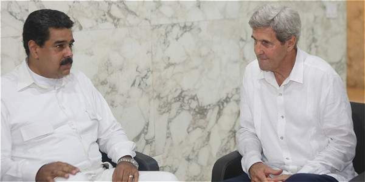 El secretario de Estado de EE. UU., John Kerry (der.), durante su reunión con el presidente venezolano, Nicolás Maduro, en Cartagena.