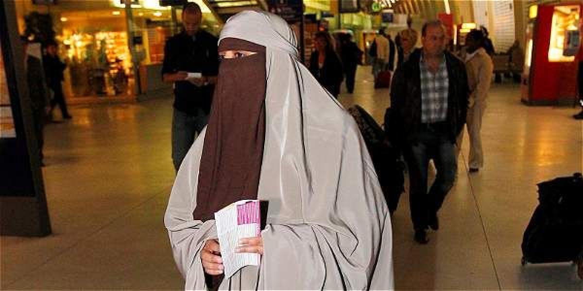 La propuesta de prohibir totalmente la burka o cualquier otro velo que cubra el rostro contó con el apoyo de 88 diputados frente al rechazo de 87 parlamentarios.