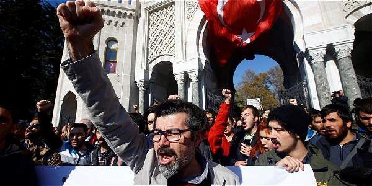 Manifestantes protestan contra la serie de despidos masivos por supuestos nexos con el intento de golpe de Estado en Turquía.