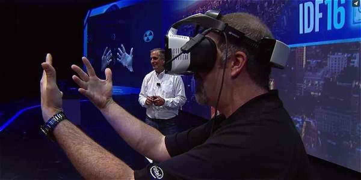 La realidad fusionada mezcla elementos virtuales con el contexto real. Intel desarrolló un dispositivo para lograrlo.