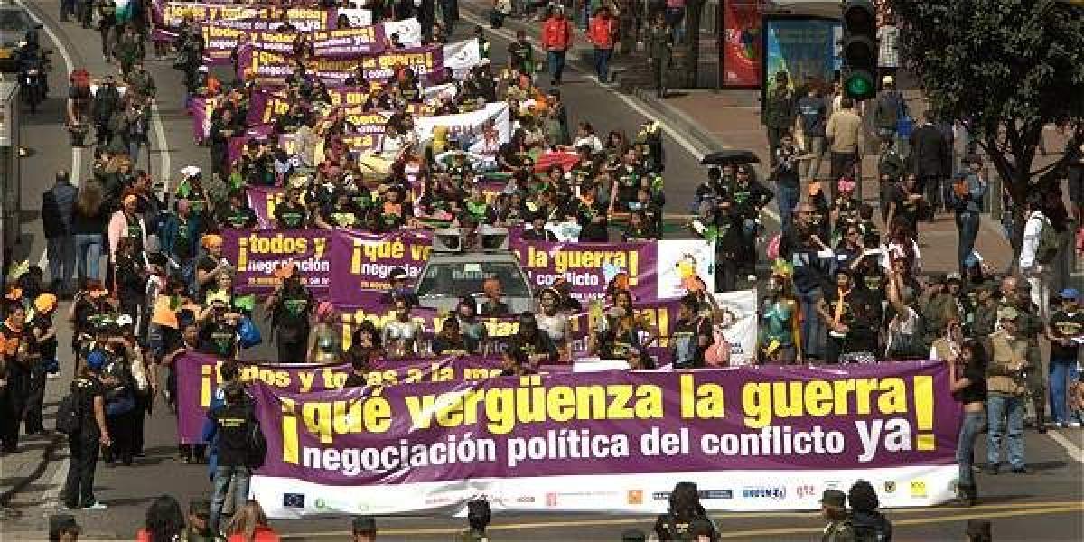 Esta imagen del 2009 es de una marcha de mujeres por la paz. Humberto de la Calle dice que ellas se han preparado "para la autogestión de la reconciliación".