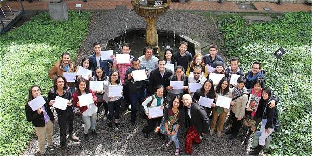Estudiantes en condición de discapacidad que se graduaron del Programa de voluntariado en el Museo Nacional de Colombia.
