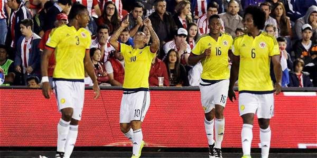 Los jugadores de la Selección Colombia celebran la anotación.
