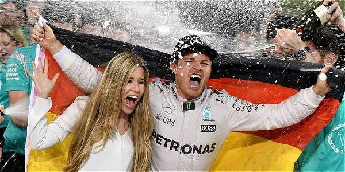 Nico Rosberg celebra el título.