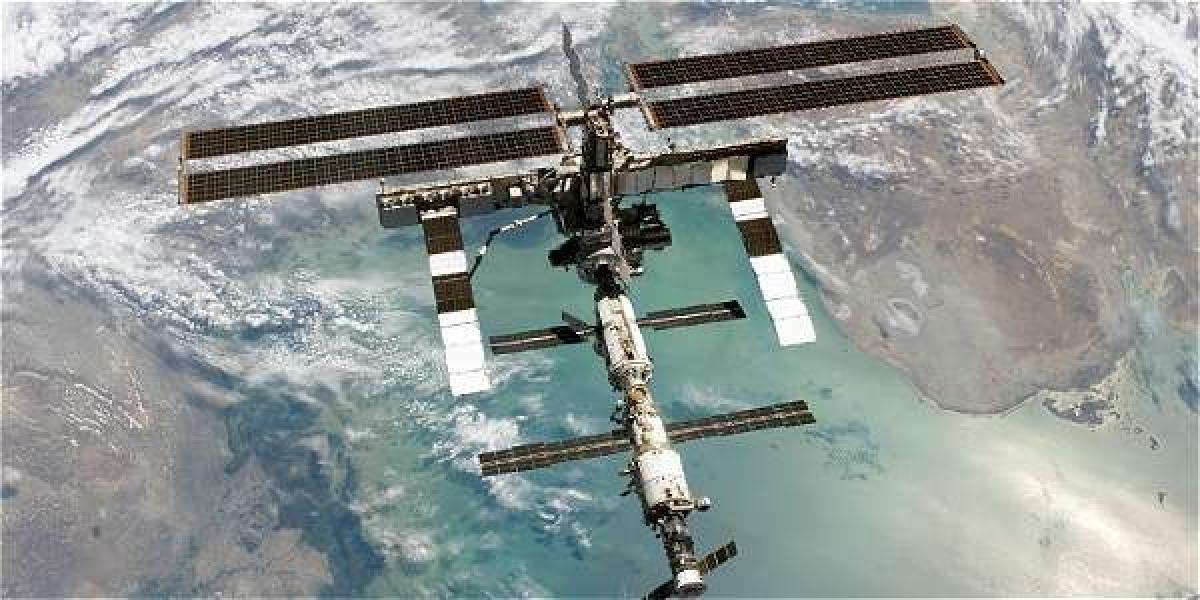 La Estación Espacial Internacional es un centro de investigación en la órbita terrestre y ha estado habitada desde el año 2000.
