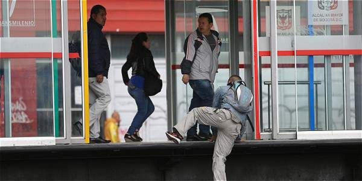 Cientos de personas a diario ingresan a TransMilenio sin pagar.