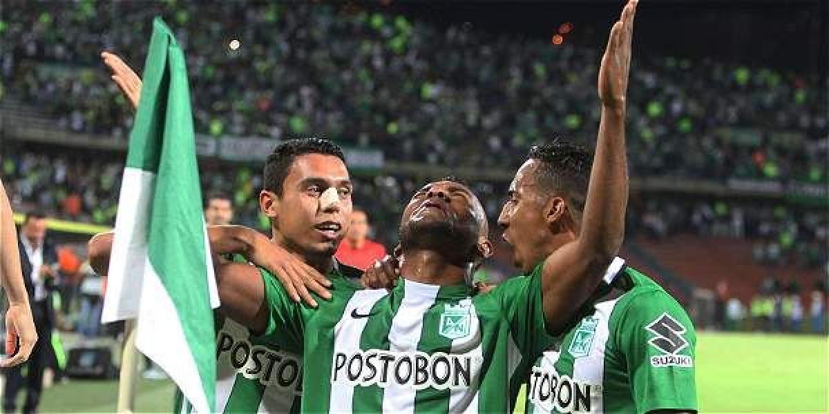 Jugadores de Nacional celebran el gol de Miguel Borja (centro), en el triunfo 1-0 contra Bolívar.