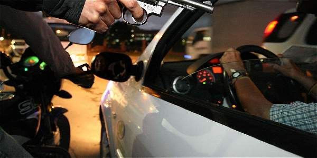 Los ladrones usan diferentes estrategias para que los conductores detengan sus carros y así los puedan robar.