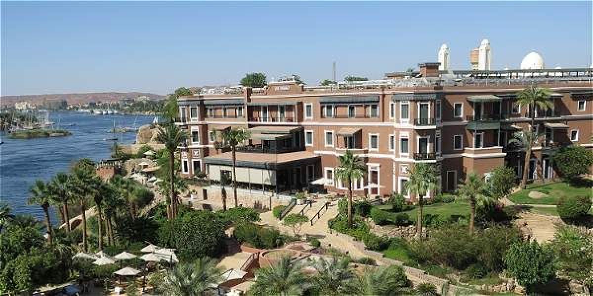 Entre los atractivos del Old Cataract se cuentan su piscina, su paseo junto al Nilo y su terraza, famosa por sus atardeceres.