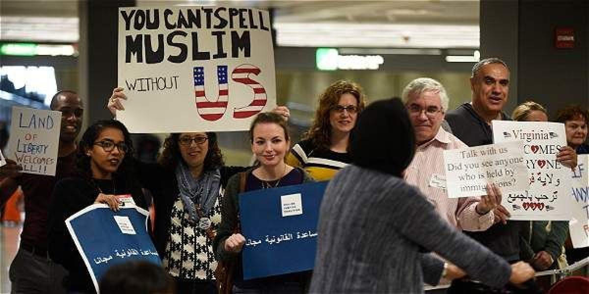 En varios aeropuertos, ciudadanos recibieron a musulmanes que llegaron a EE. UU. el fin de semana.