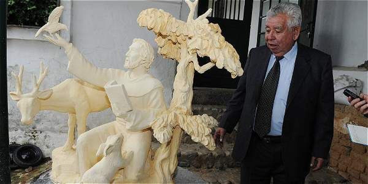 Siervo Molano fue pionero en el país en elaboración de figuras con cenizas humanas. El empresario ha impuesto otras innovaciones en el campo exequial.