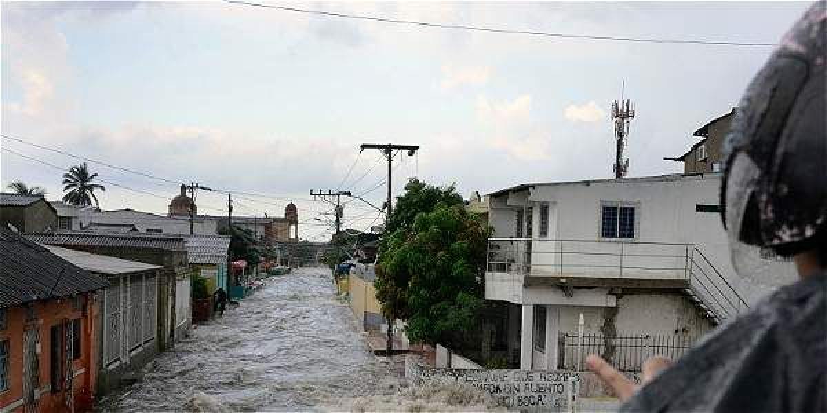 En Barranquilla, los fuertes aguaceros han dejado vías de la ciudad totalmente inundadas, afectando incluso las casas a los costados.
