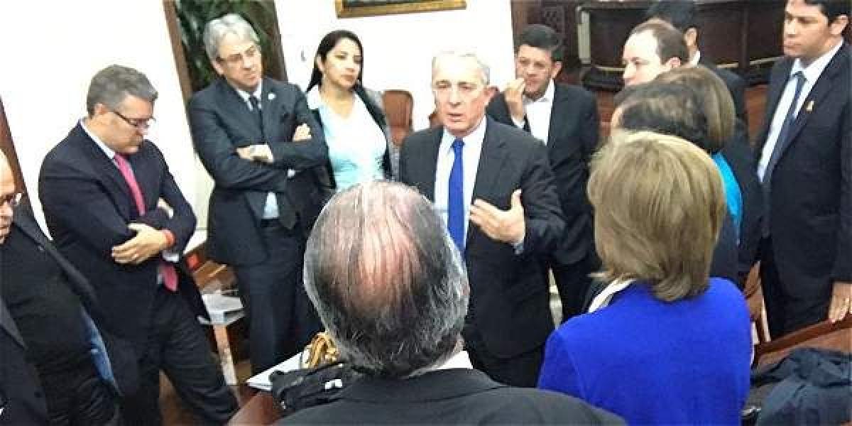 El senador Álvaro Uribe habla con representantes del Centro Democrático sobre los próximos pasos tras el anuncio de la firma del nuevo acuerdo de paz.
