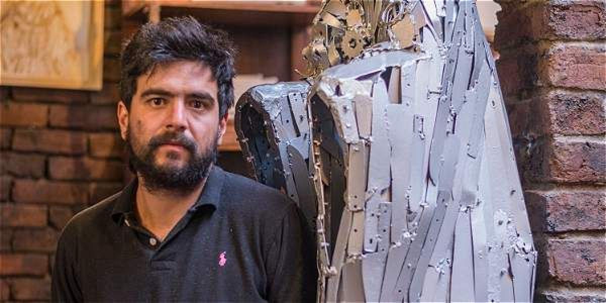 Felipe Ruiz elabora esculturas con armas blancas que decomisa la Policía.
