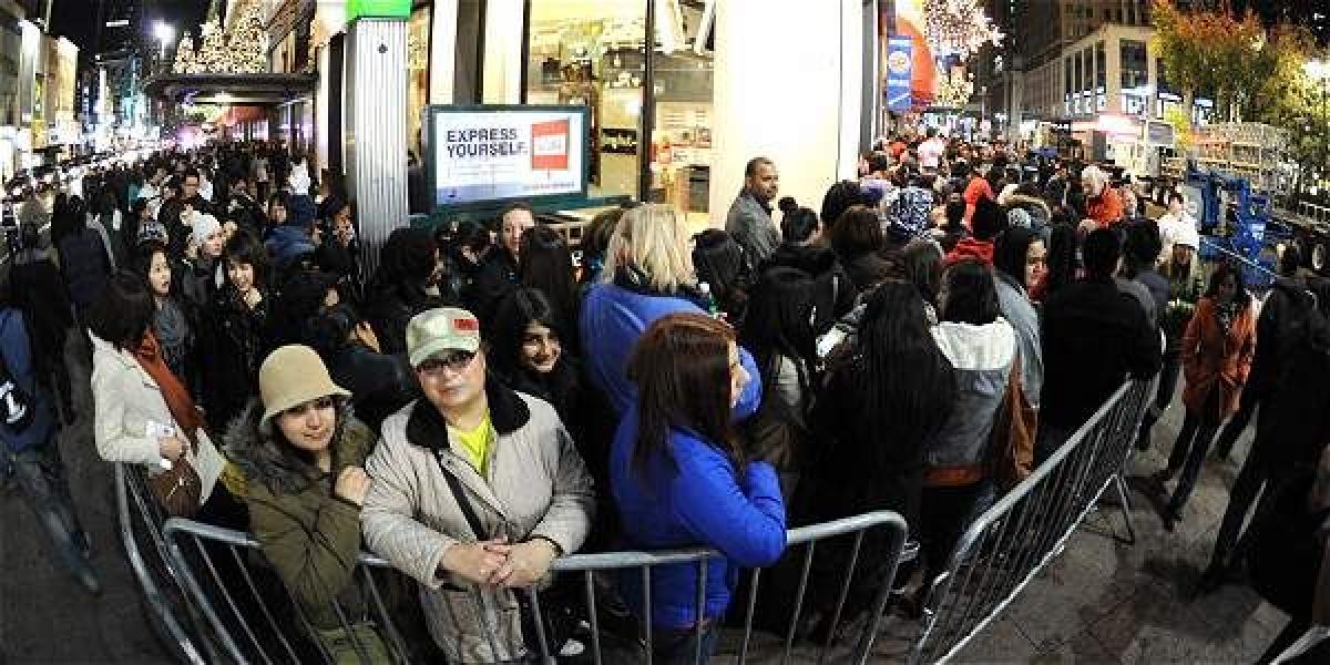 Compradores a la espera del inicio de un 'viernes negro' en una tienda en Nueva York.