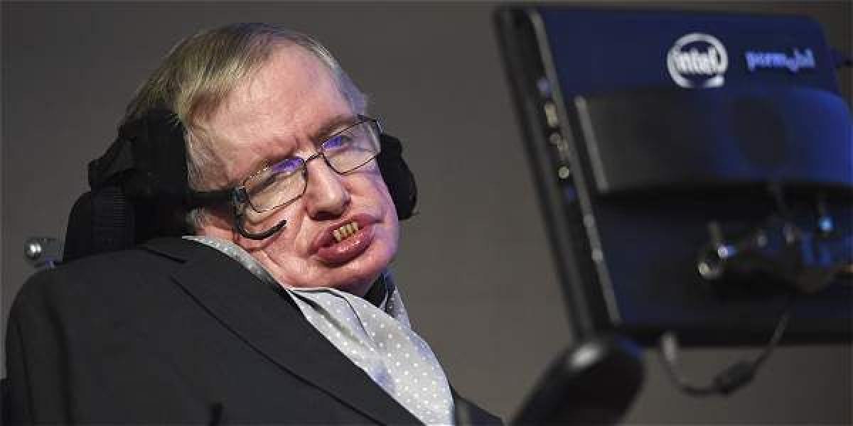 Stephen Hawking sufre de esclerosis lateral amiotrófica (ELA) desde los 21 años, le daban máximo cinco años de vida.