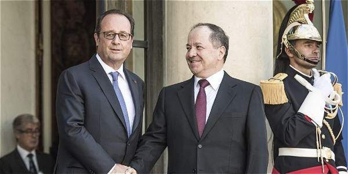 El presidente de Francia, Francois Hollande (izq), en una reunión con su homólogo del autónomo Kurdistán iraquí, Massoud Barzani (der).