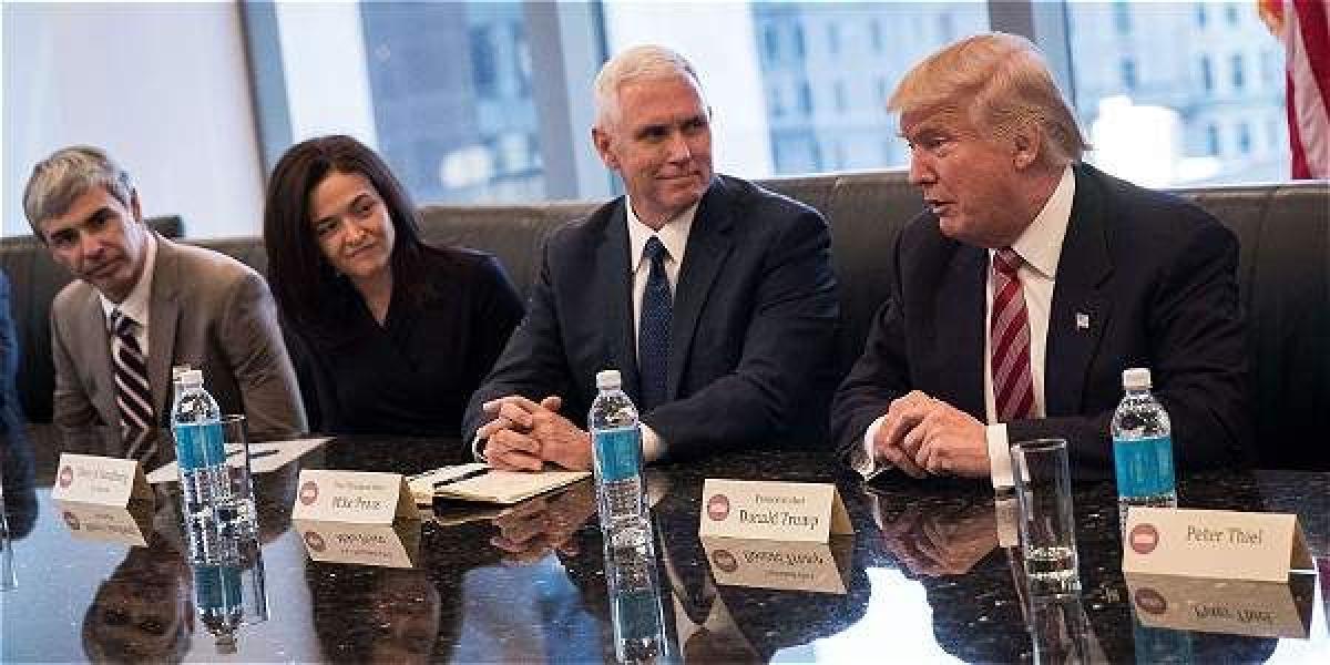 Larry Page, CEO de Alphabet Inc. (Google) y Sheryl Sandberg, jefe financiera de Facebook durante la reunión con el vicepresidente electo de EE. UU., Mike Pence y el presidente electo, Donald Trump.