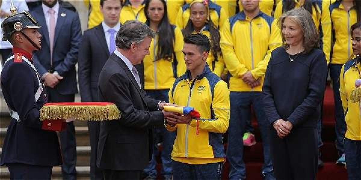 Jossimar Calvo recibió la bandera de Colombia de parte del presidente Juan Manuel Santos.