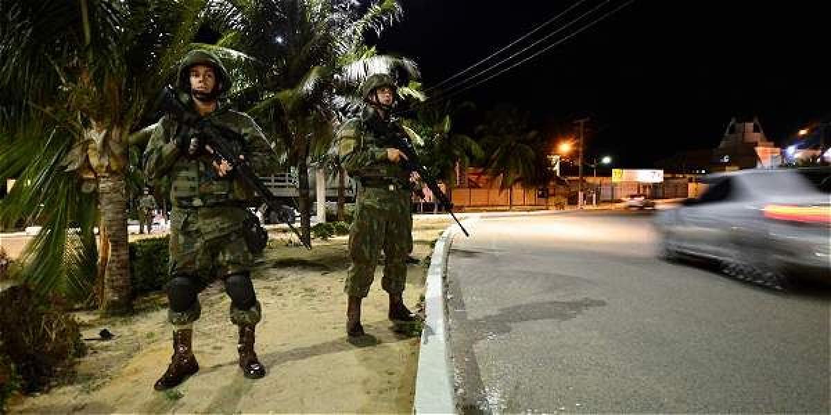 Soldados brasileños patrullan  una calle cercana a la penitenciaria de Alcaçuz.