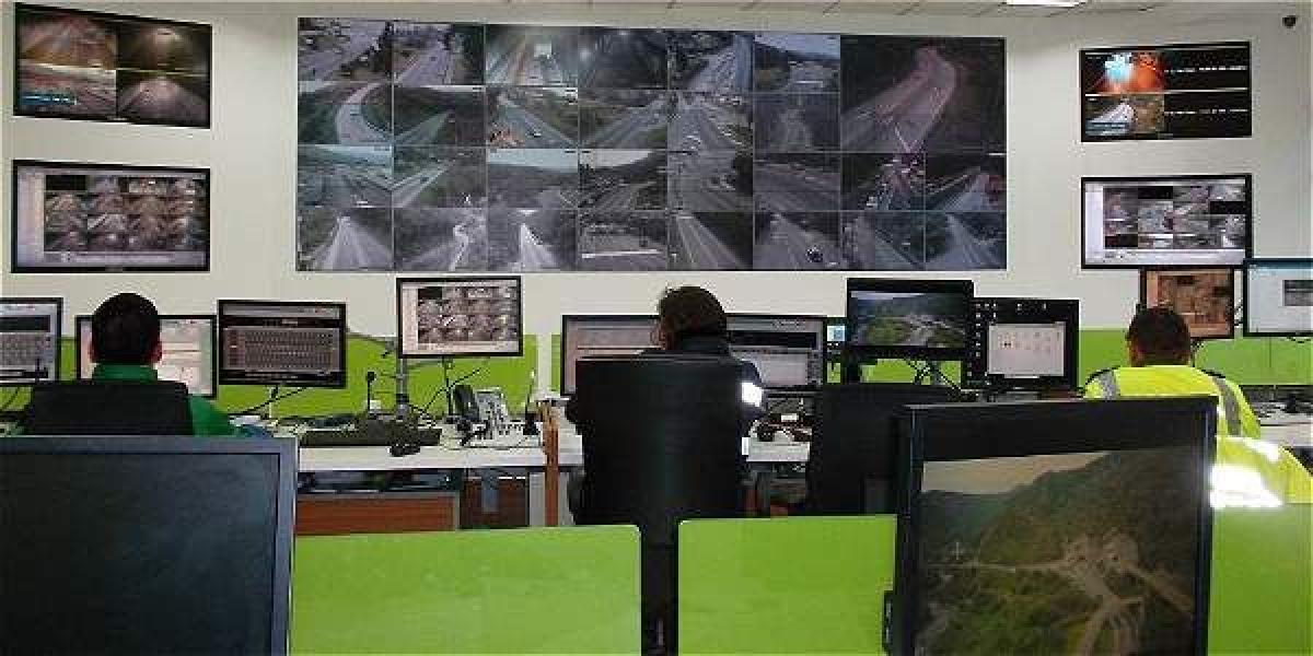 Coviandes tiene tres centros de control operacional (CCO) -este es el principal- para vigilar los túneles y la vía de Bogotá a Villavicencio.