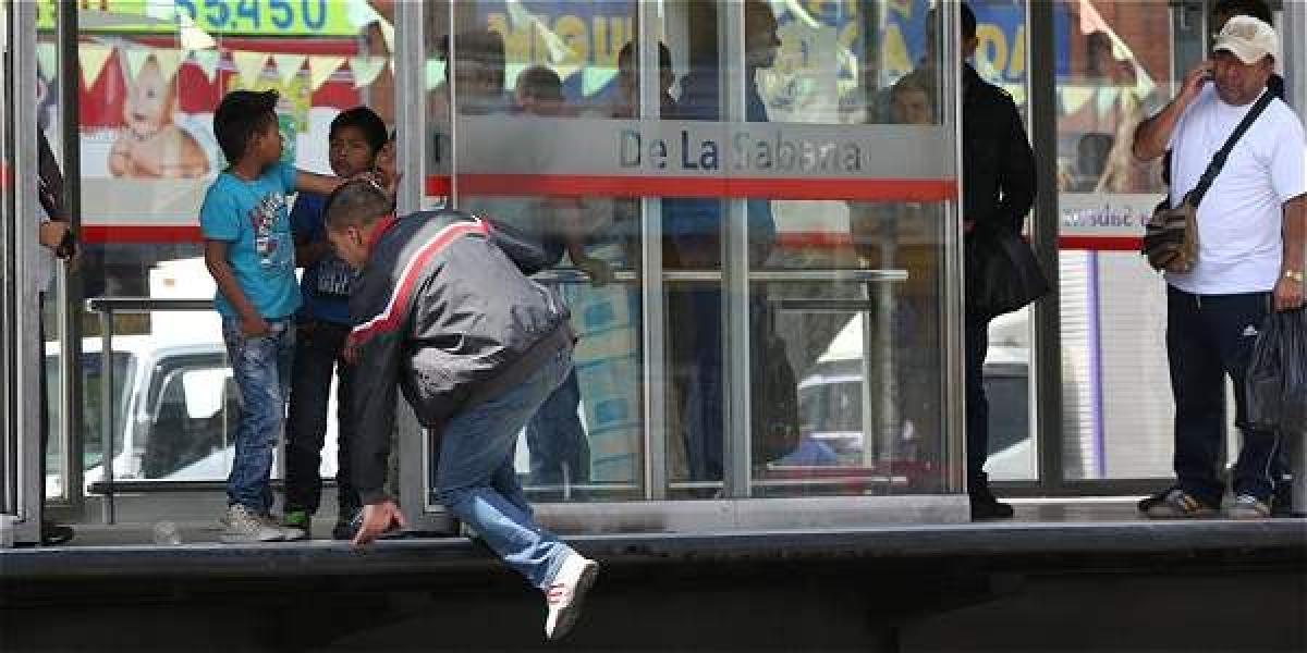 El año pasado, la Policía Metropolitana de Bogotá impuso más de 6.000 comparendos a los colados en TransMilenio.