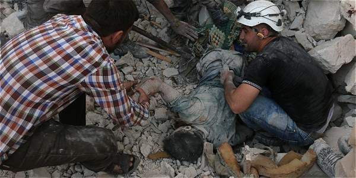 Los cascos blancos son los primeros que llegan a edificios que han sido bombardeados en Alepo.